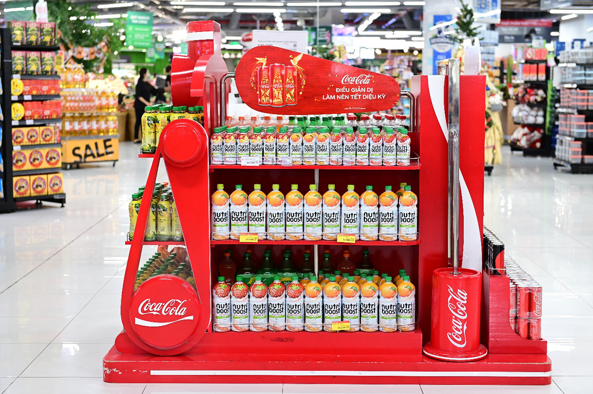 Hình ảnh én vàng xuất hiện trên thiết kế hiện đại kết hợp các họa tiết đặc trưng ngày Tết Việt Nam của Coca-Cola trong năm nay