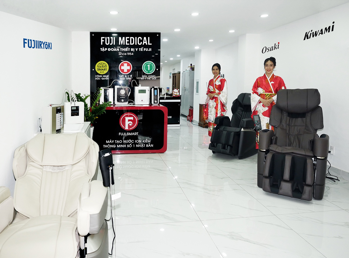 Máy lọc nước ion kiềm giàu hydro và ghế massage trưng bày tại văn phòng đại diện của Fuji Medical Việt Nam tại TP.HCM 