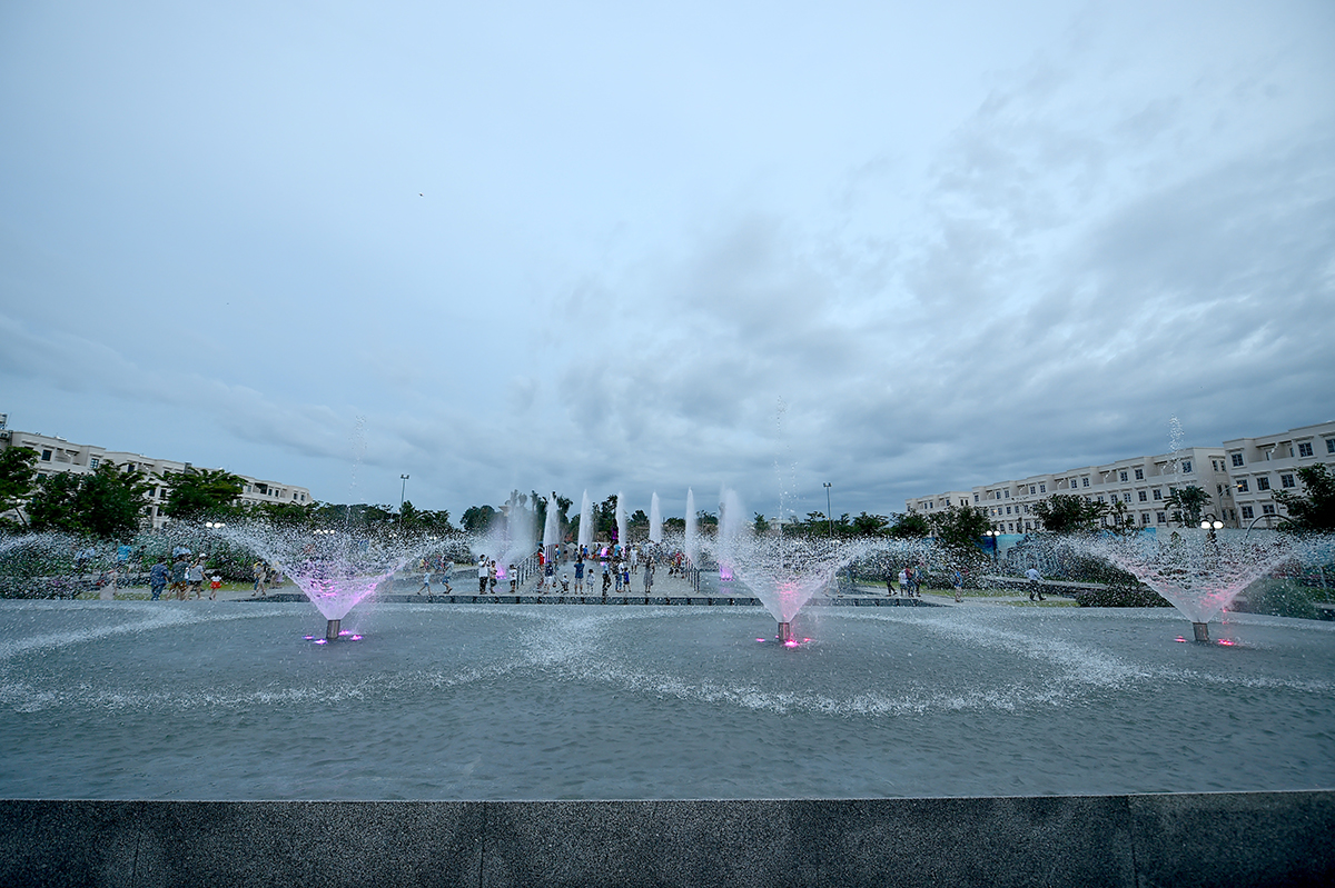 Hình ảnh thực tế khu vực hồ cảnh quan và tượng hắc mã của Hòa Bình Square