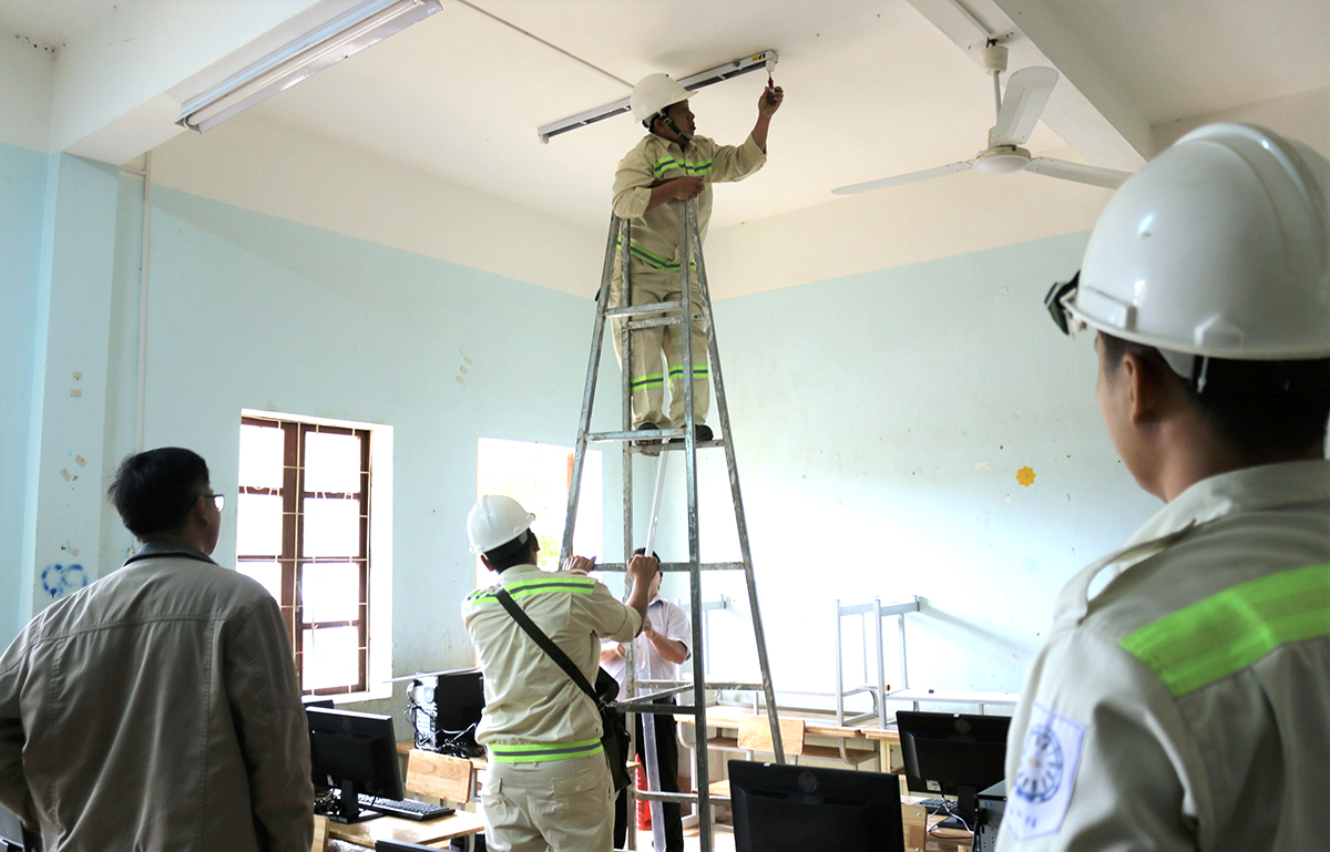 Đoàn EVNGENCO 3 sửa chữa điện cho các trường học