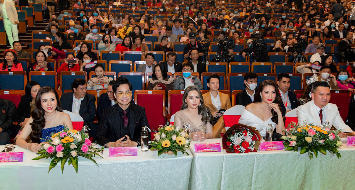 Doanh nhân Ngân Trần (áo xanh ngoài cùng bên trái) cùng dàn khách mời đình đám của Vbiz ngồi “ghế nóng” cuộc thi Hoa hậu Doanh nhân Việt Nam toàn cầu 2020