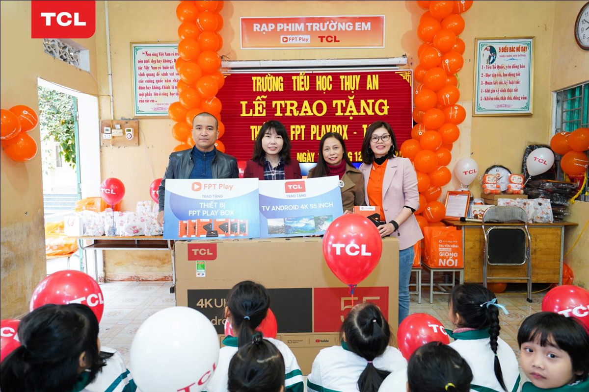 Tổng giám đốc TCL Việt Nam (thứ 2 từ trái sang) trao tặng TV cho Trường tiểu học Thụy An - Ba Vì, Hà Nội ngày 17.12 