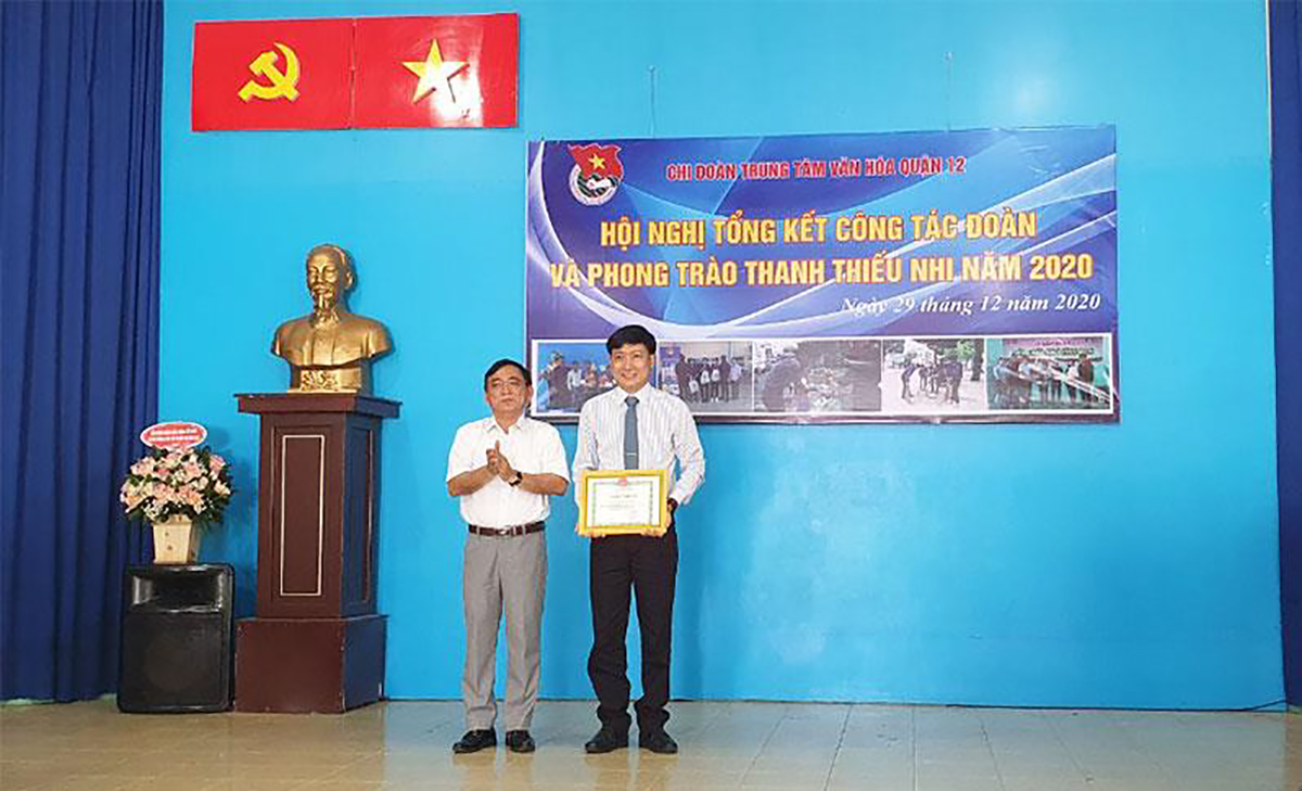Ông Phạm Văn Thọ (bên trái), Giám đốc Trung tâm Văn hóa Quận trao Bằng khen cho Ông Hùynh Tấn Đạt (bên phải)- Ủy Viên BCH Hội Bảo vệ Thiên nhiên và Môi trường Thành phố