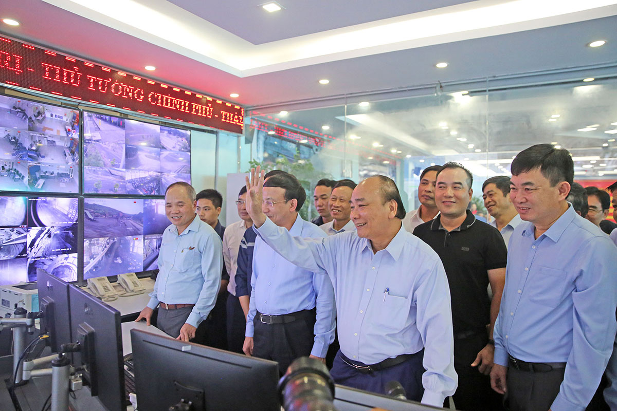 Thủ tướng Chính phủ Nguyễn Xuân Phúc trò chuyện với công nhân ngành than đang làm việc dưới hầm lò qua hệ thống trực tuyến