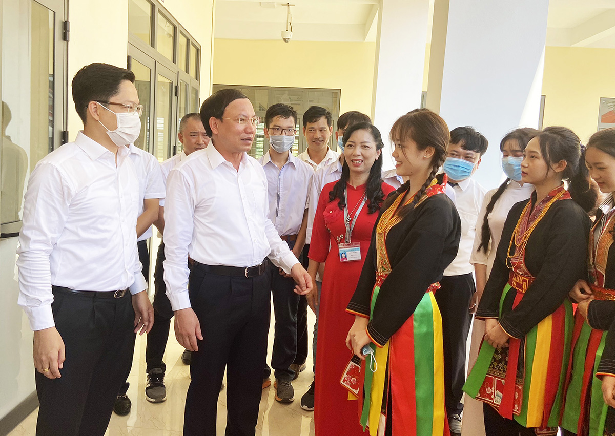 Bí thư tỉnh ủy Quảng Ninh Nguyễn Xuân Ký trò chuyện với các cán bộ trẻ