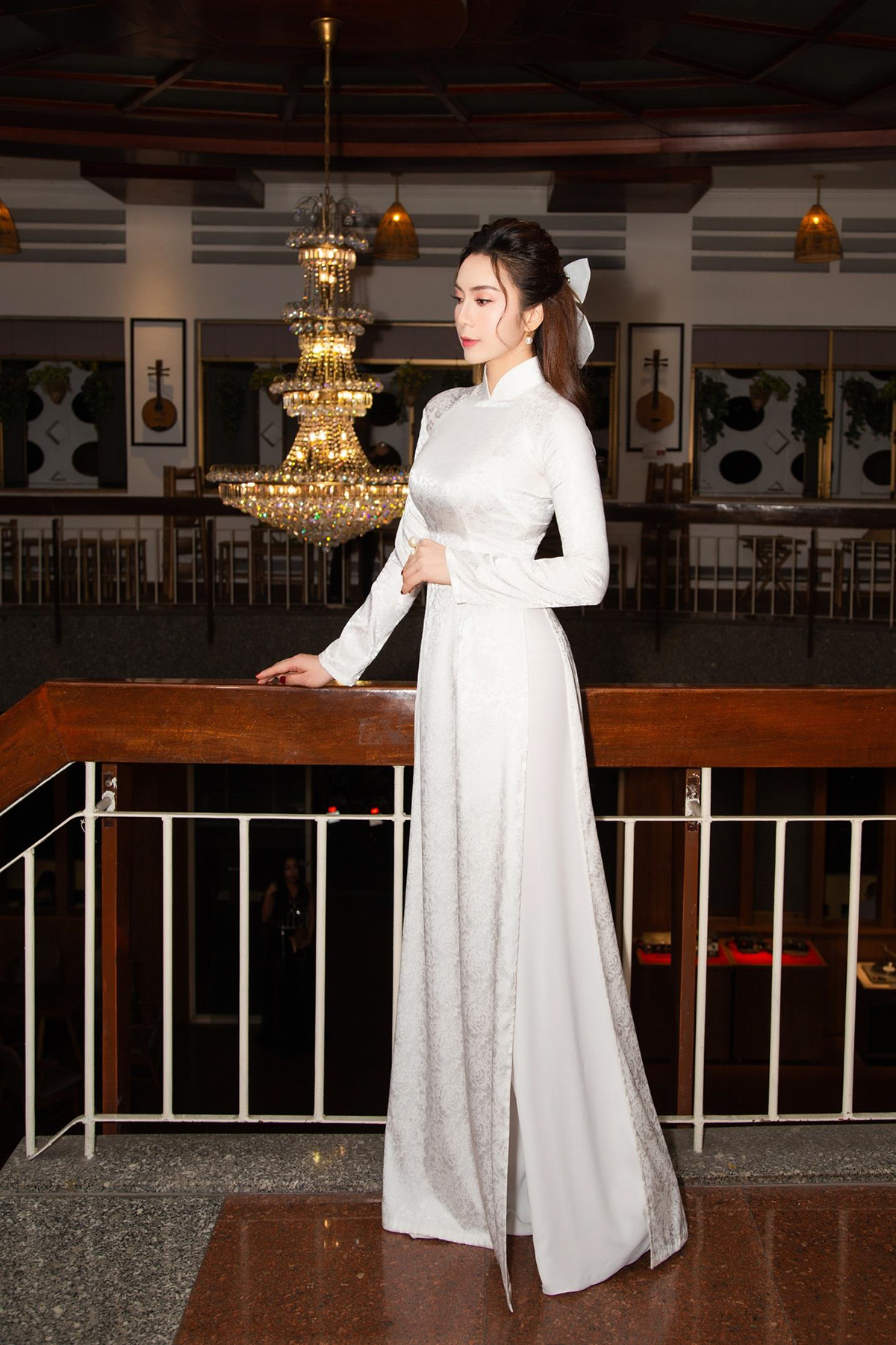 Nguyễn Thùy Chi khoe vẻ đẹp thuần Việt trong tà áo dài trắng
