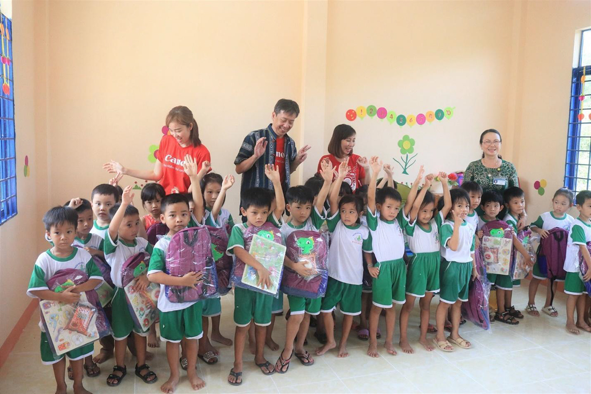 Công ty CP Lê Bảo Minh quan tâm đến việc hỗ trợ cơ sở vật chất cho học sinh nghèo 