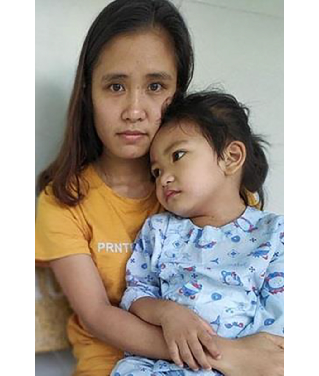 Những ngày bị mệt vì điều trị, Khánh An chỉ muốn được mẹ ôm thật chặt