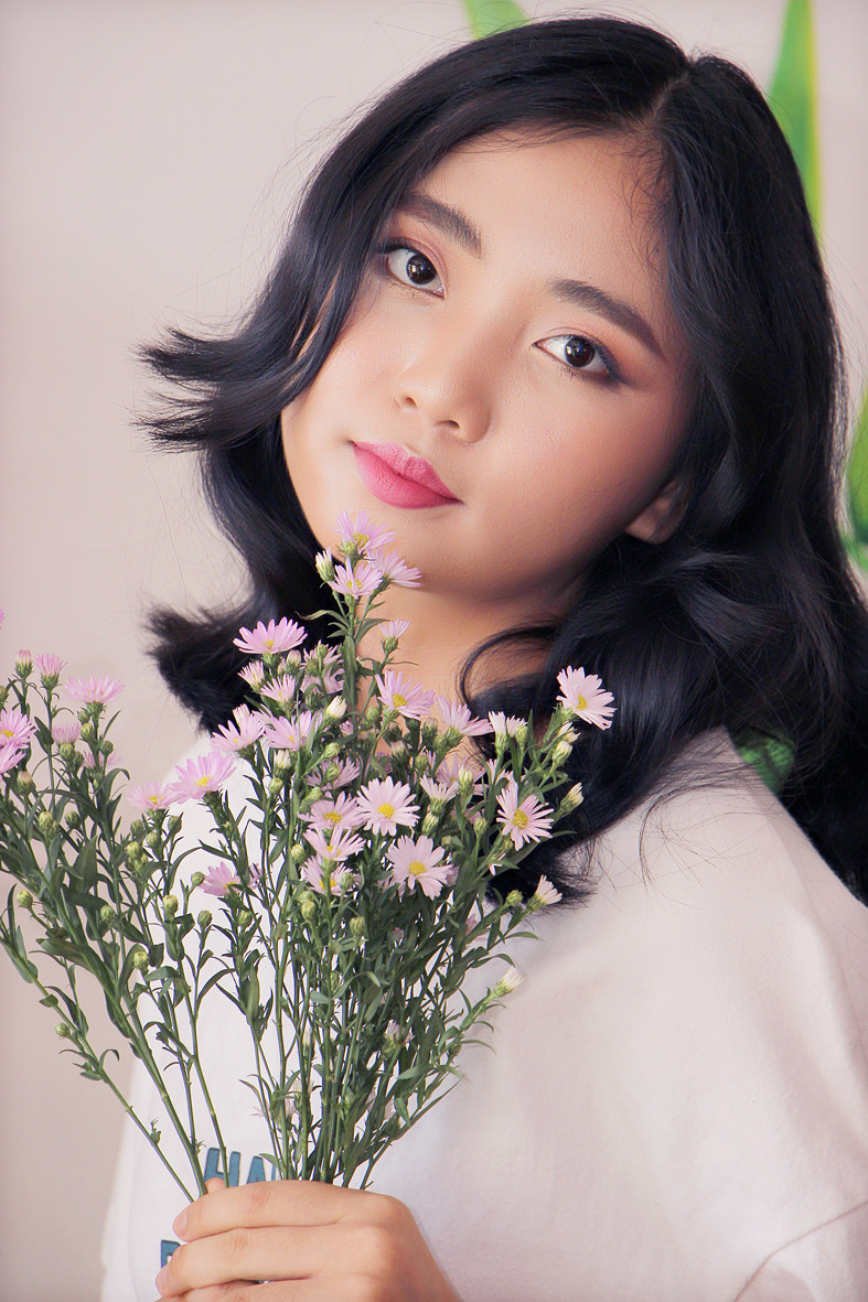 T&uacute; Tr&acirc;n, c&ocirc; b&eacute; 16 tuổi với đam m&ecirc; mang sắc đẹp v&agrave; y&ecirc;u thương đến với cộng đồng, kh&aacute;ch mời của chương tr&igrave;nh &ldquo;Cuốn theo chiều gi&oacute; - 1001 sắc m&agrave;u&rdquo;