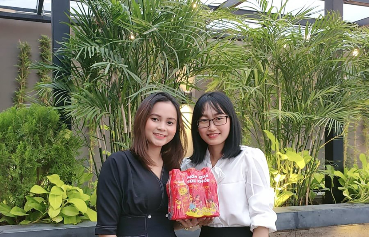 Các thức uống có nguồn gốc tự nhiên, tốt cho sức khỏe như Trà Thanh Nhiệt Dr Thanh được người trẻ lựa chọn làm quà tặng thay cho đồ uống có cồn trong ngày tết