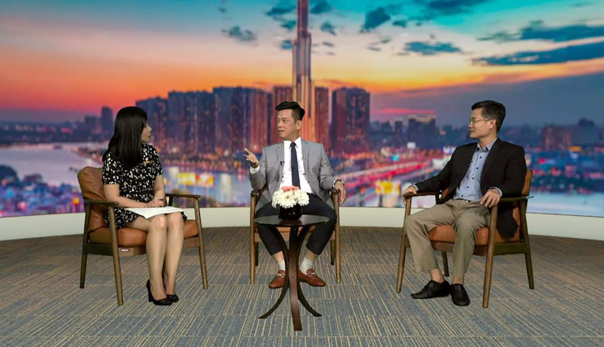 Ông Nguyễn Quốc Bảo - Chủ tịch CLB Bất động sản Việt Nam (giữa) và ông Đỗ Thiên Anh Tuấn - Chuyên gia kinh tế, giảng viên Trường ĐH Fulbright (phải) trong cuộc trò chuyện với FBNC
