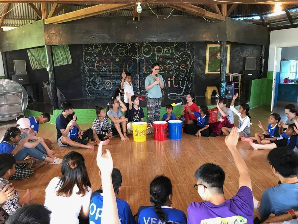 Châu (cầm micrô) tổ chức buổi học về phân loại rác tại Campuchia