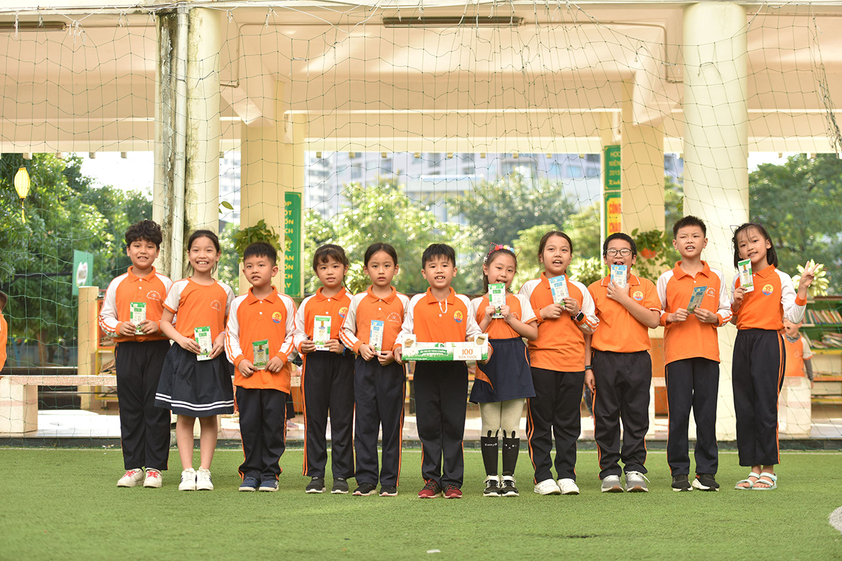Đông đảo học sinh tại các trường tiểu học và mầm non trên địa bàn thành phố Hà Nội tham gia cuộc thi “Cùng bé thu gom vỏ hộp giấy” do Tetra Pak tổ chức