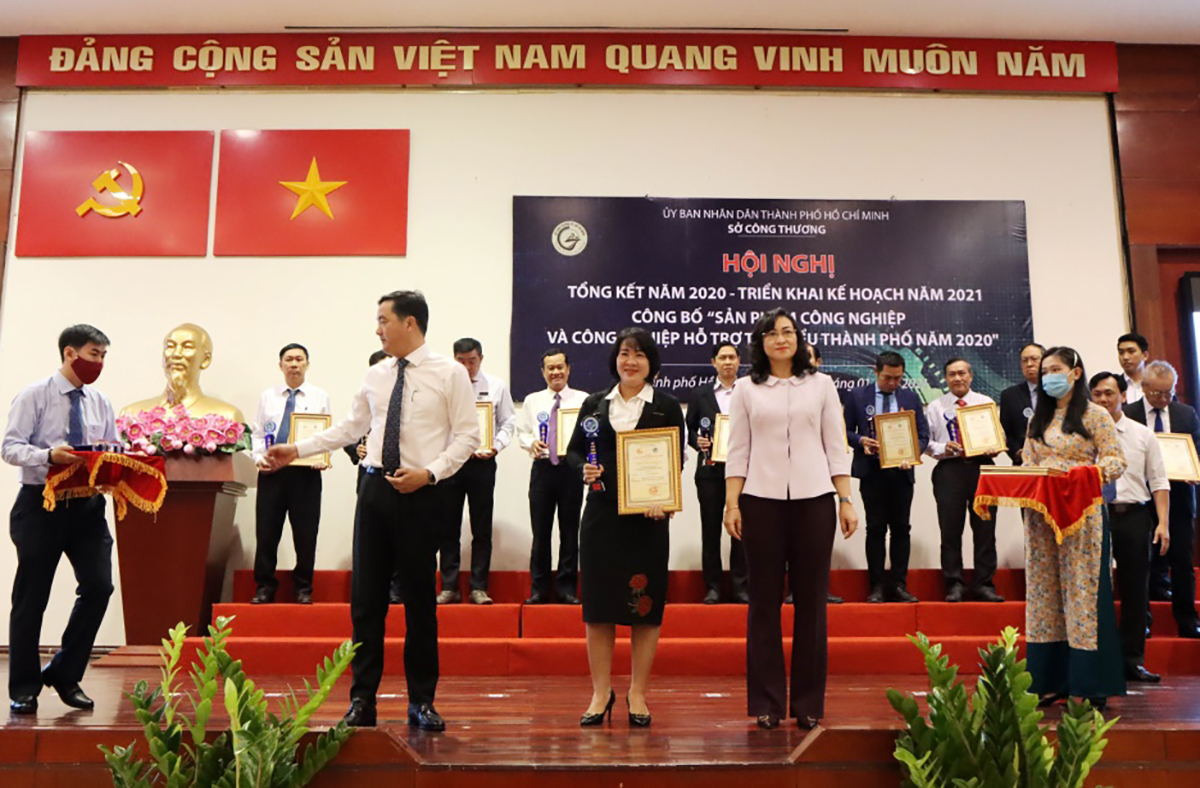 Đại diện Công ty CP Nước Hoàng Minh nhận cúp và bằng khen sản phẩm công nghiệp, công nghiệp hỗ trợ tiêu biểu TP.HCM năm 2020