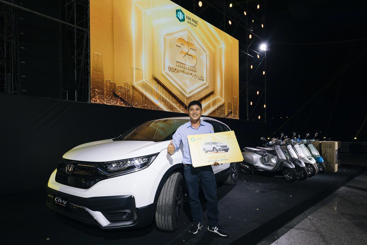 Khách hàng may mắn rút thăm trúng thưởng Honda CRV - Ảnh: TT