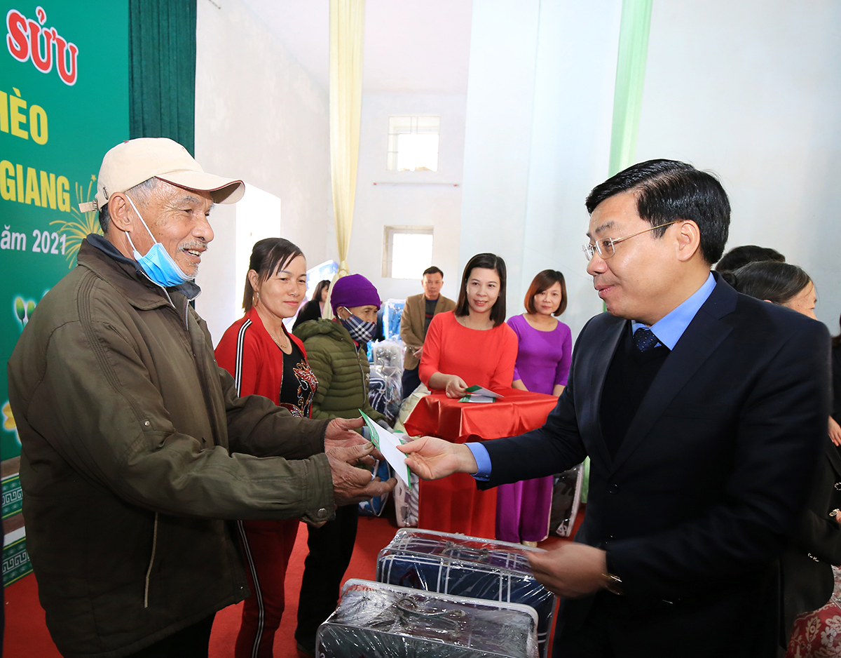 Bí thư Tỉnh ủy Bắc Giang Dương Văn Thái tặng quà cho các gia đình có công với Cách mạng, gia đình chính sách và hộ nghèo tại xã Lam Cốt