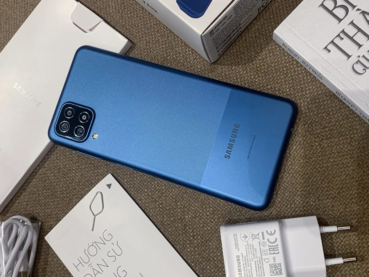 Cận cảnh thiết kế năng động và thời thường của Galaxy A12, phù hợp với giới trẻ