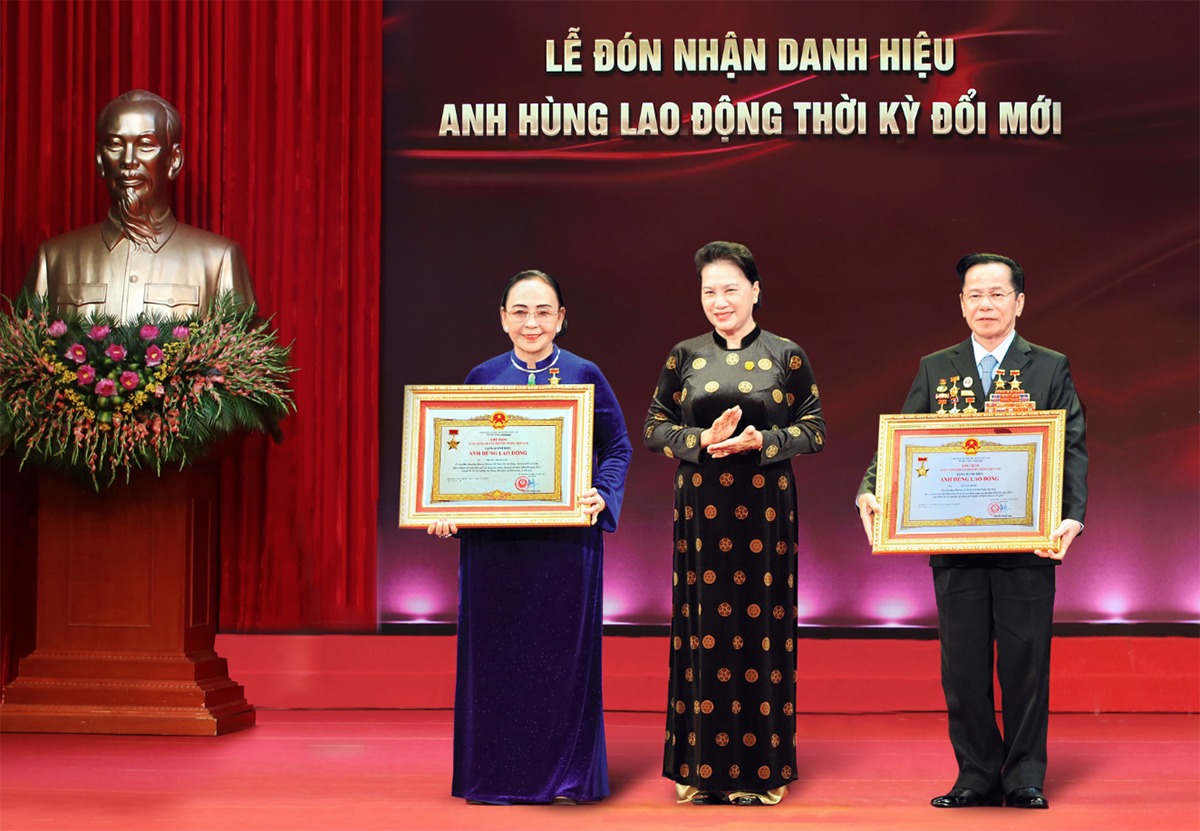 Chủ tịch Quốc hội Nguyễn Thị Kim Ngân trao Danh hiệu Anh hùng Lao động thời kỳ đổi mới cho ông Lê Văn Kiểm và bà Trần Cẩm Nhung