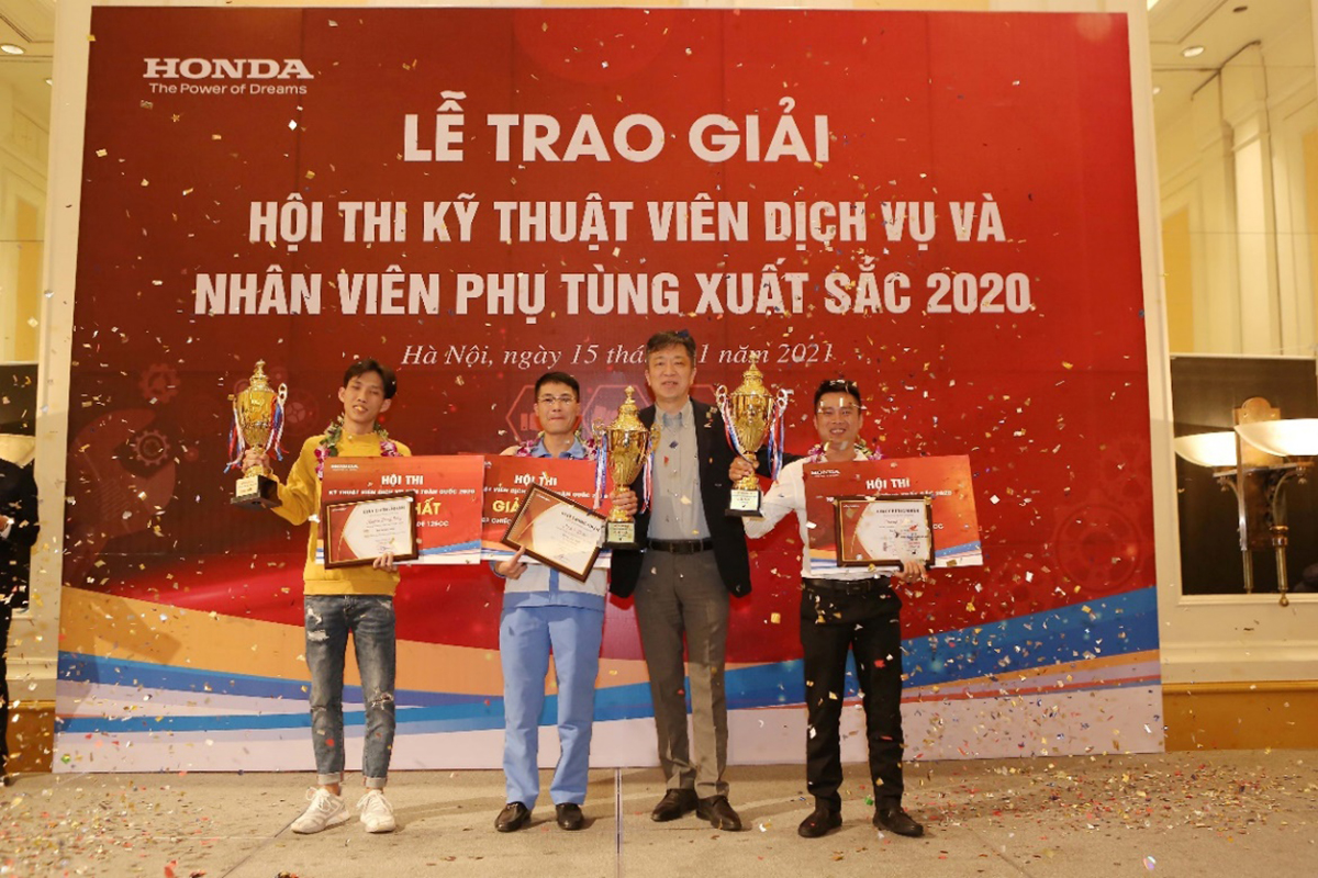 Ông Keisuke Tsuruzono, Tổng giám đốc Honda Việt Nam trao giải cho các thí sinh đạt giải nhất. Từ trái qua phải: Nguyễn Lương Bằng (NVPT), Nguyễn Tố Bơ (KTT), Trương Văn Từ (KTV). Ảnh do Honda Việt Nam cung cấp