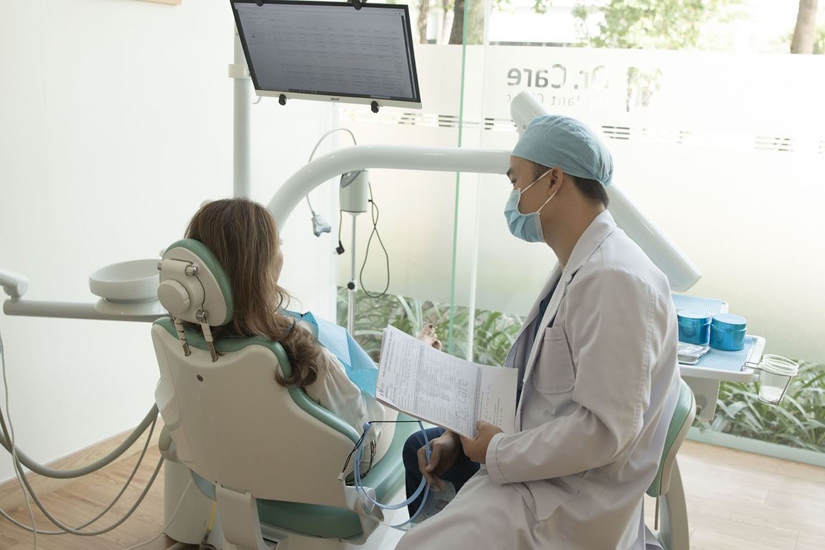 Bác sĩ nha khoa Dr. Care hướng dẫn kỹ càng cách chăm sóc răng Implant để đạt hiệu quả cao nhất
