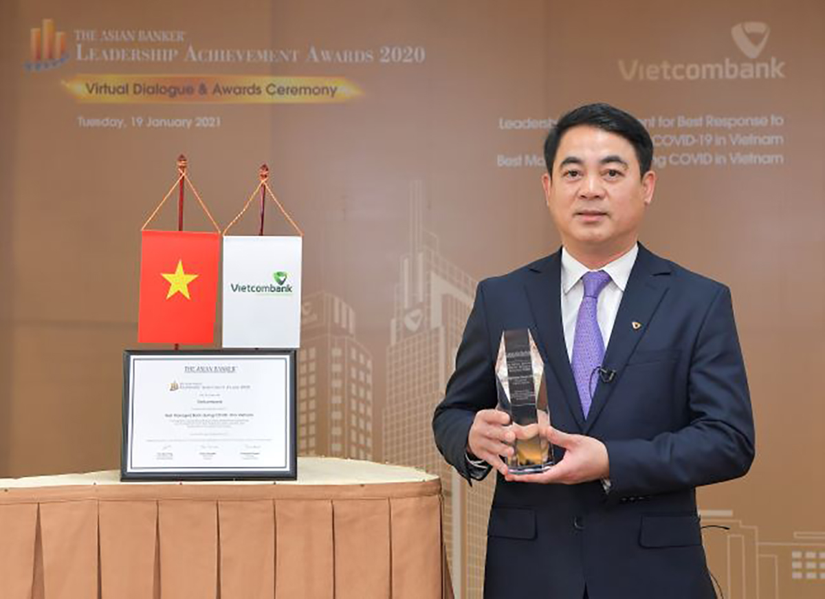Chủ tịch HĐQT Vietcombank Nghiêm Xuân Thành nhận danh hiệu 