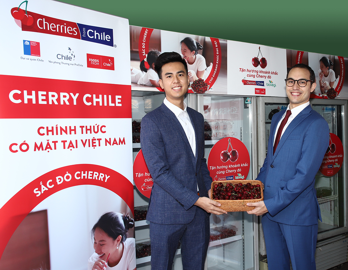 Ông Pablo Ignacio Arancibia Salazar - Trưởng văn phòng xúc tiến thương mại Chile và ông Lữ Minh Quang, Giám đốc Nhập khẩu Công ty Biovegi tại cửa hàng Biovegi tại TP.HCM