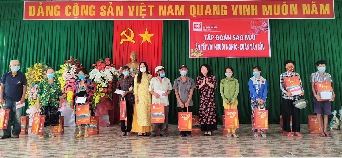 Bà Lê Thị Nguyệt Thu, Chủ tịch Tập đoàn Sao Mai (thứ 5 từ trái qua), tặng quà tại Q.Thốt Nốt, TP.Cần Thơ  Ảnh: Khánh An 