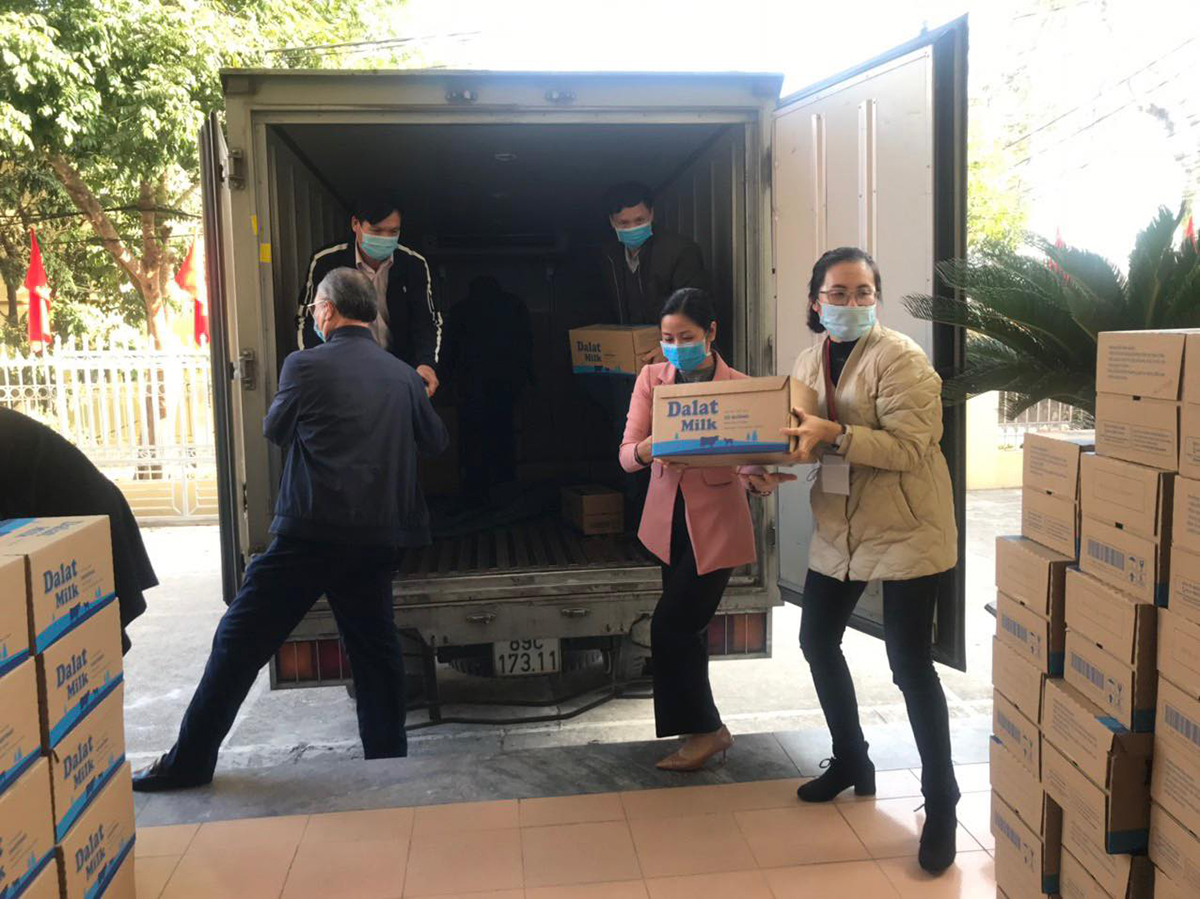 Xe chở sữa liên tục đưa chuyển hàng đến các điểm nóng có dịch Covid-19 ở Quảng Ninh