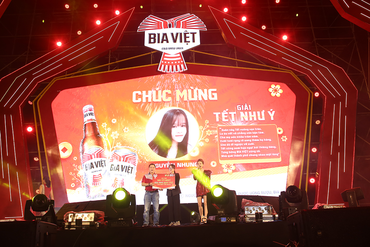 Bia Việt trao giải thưởng trị giá 100 triệu đồng cho người may mắn trúng giải nhất trong sự kiện diễn ra ở Quảng Ngãi 