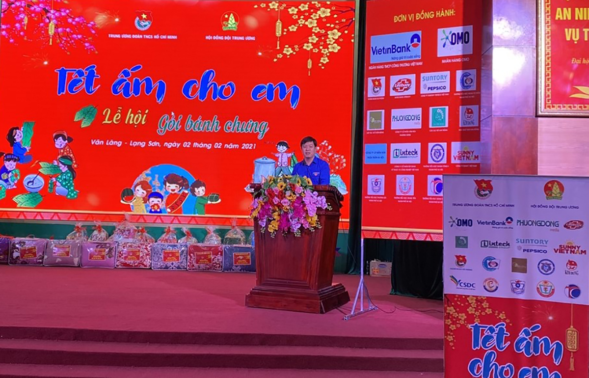 Buổi lễ phát động chương trình Tết ấm cho em - Lễ hội gói bánh chưng đã diễn ra trong niềm hân hoan của trẻ em tại huyện Văn Lãng, Lạng Sơn
