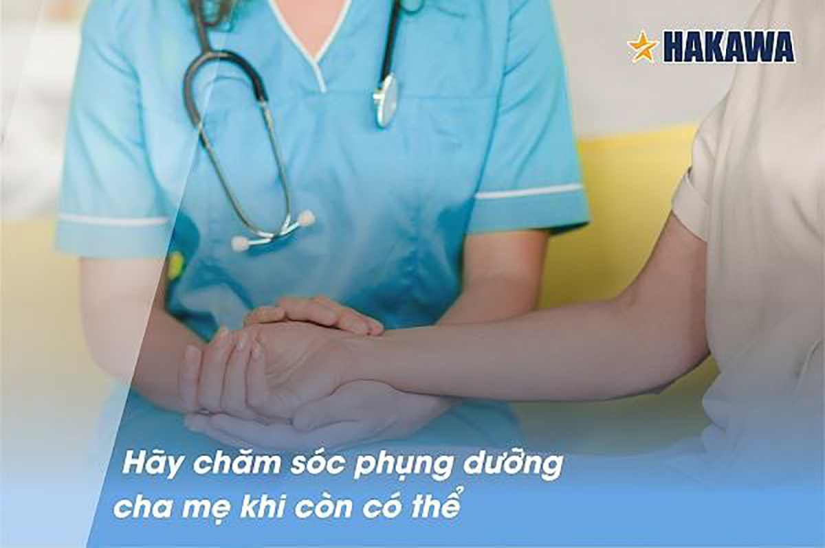 Ở bên chăm sóc cha mẹ là cách báo hiếu nên được thực hiện ở mỗi người con