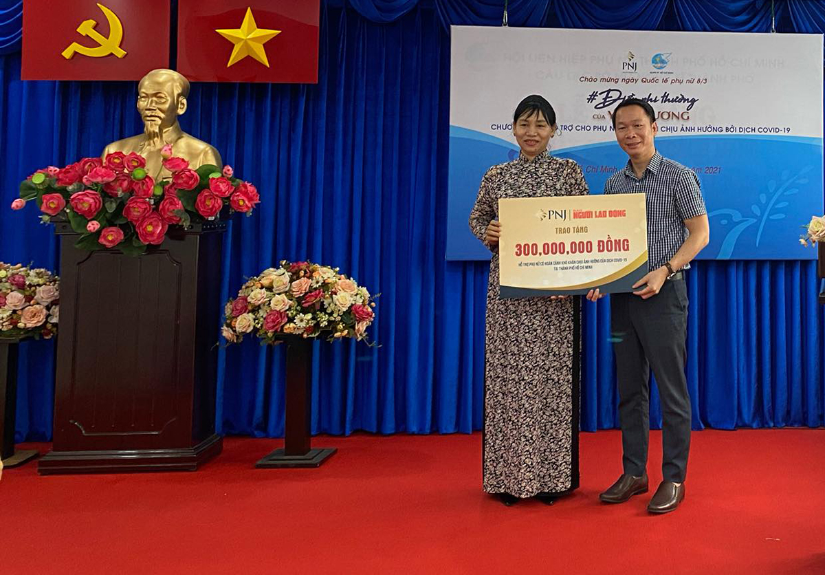 Anh Huỳnh Văn Tẩn, đại diện PNJ trao bảng giá trị tượng trưng cho Hội LHPN TP.HCM