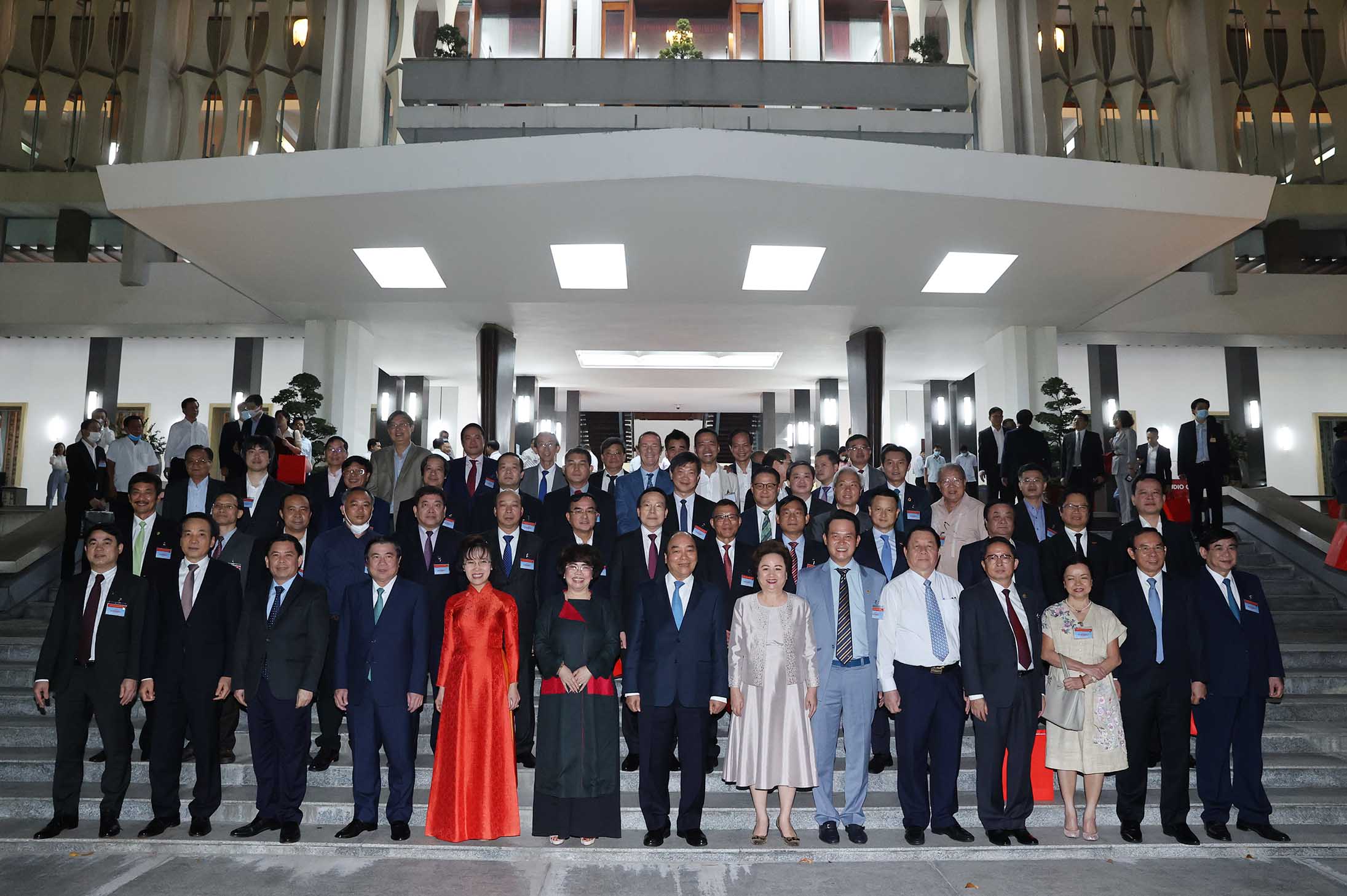 Các đại biểu tham dự sự kiện Đối thoại 2045 là những đại diện tiêu biểu của giới trí thức, doanh nhân... chụp hình lưu niệm cùng Thủ tướng