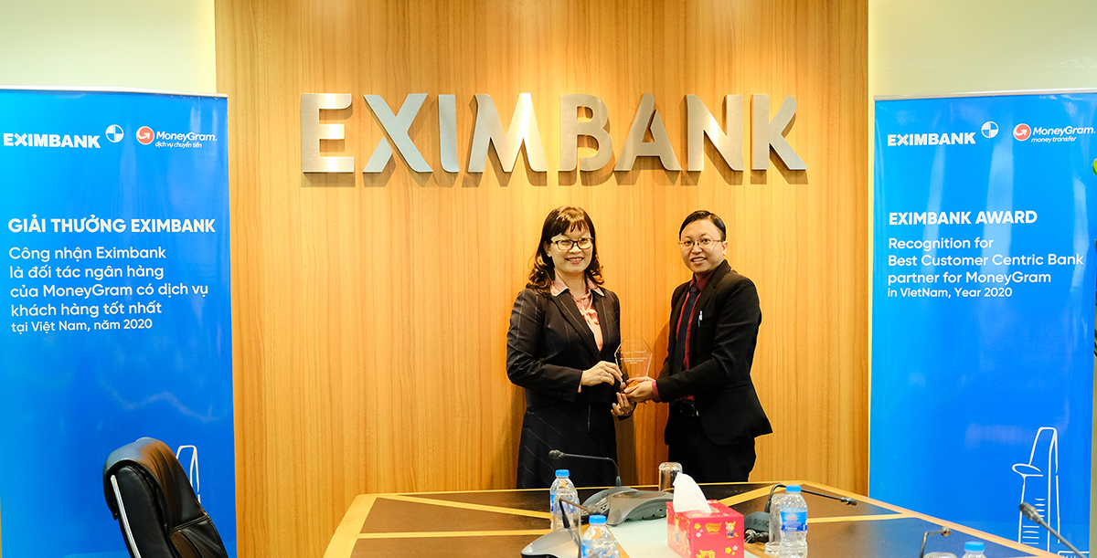 Bà Đinh Thị Thu Thảo, Phó Tổng Giám đốc Eximbank nhận giải thưởng từ đại diện MoneyGram khu vực Châu Á
