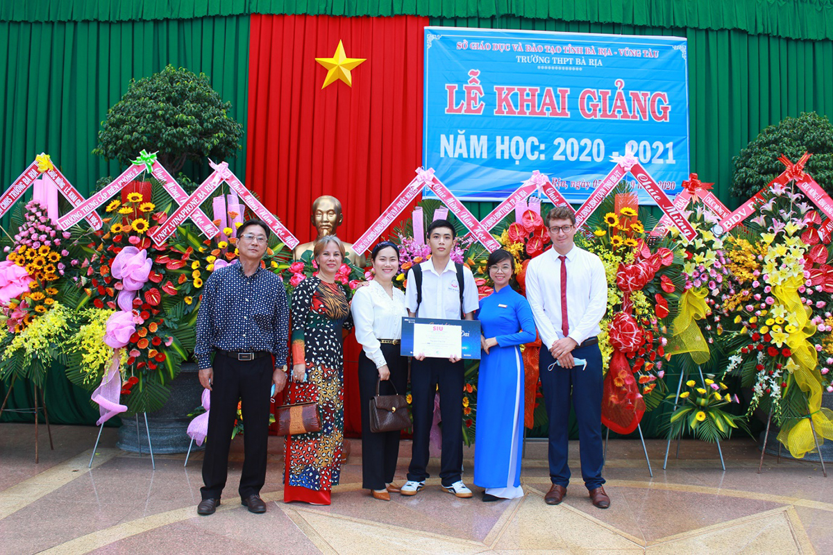 Trường đại học Quốc tế Sài Gòn trao học bổng Chủ tịch SIU cho học sinh xuất sắc tại Trường THPT Bà Rịa, tỉnh Bà Rịa-Vũng Tàu