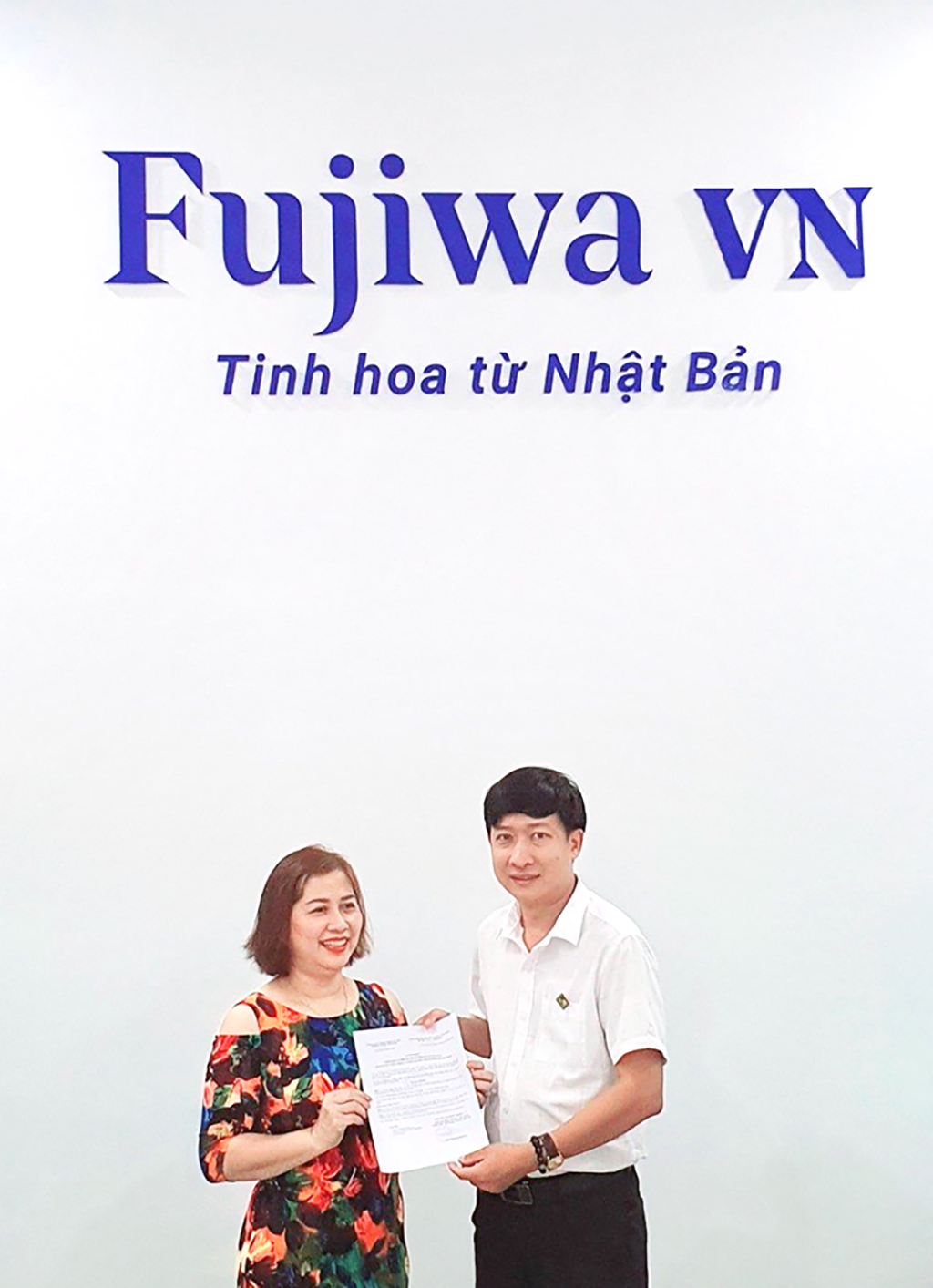 Bà Văn Thị Minh Hoa - Phó chủ tịch kiêm Tổng thư ký HANE, ông Huỳnh Tấn Đạt - Phó chủ tịch HANE, đã trao Chứng nhận sản phẩm nước uống Ion Fujiwa đạt tiêu chí “Nhãn Sinh thái Rồng Xanh - Green Dragon of HANE” cho bà Ngô Thị Thu Thủy, Tổng giám đốc Công ty Fujiwa Việt Nam 