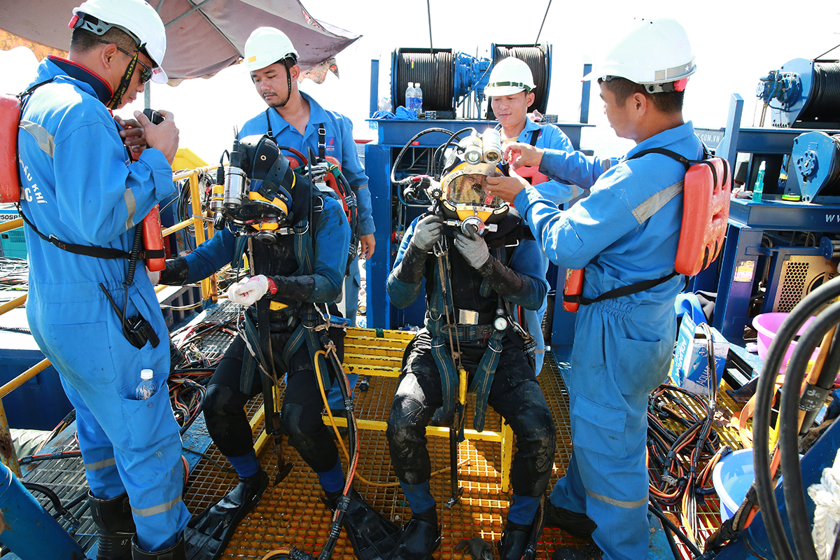 Thợ lặn chuẩn bị đồ nghề hiện đại, an toàn thực hiện bảo dưỡng phao SPM - Nguồn: BSR
