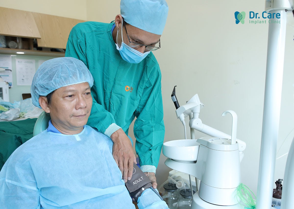 Người trung niên được chăm sóc chu đáo và kiểm soát các bệnh lý nền trước khi trồng răng Implant