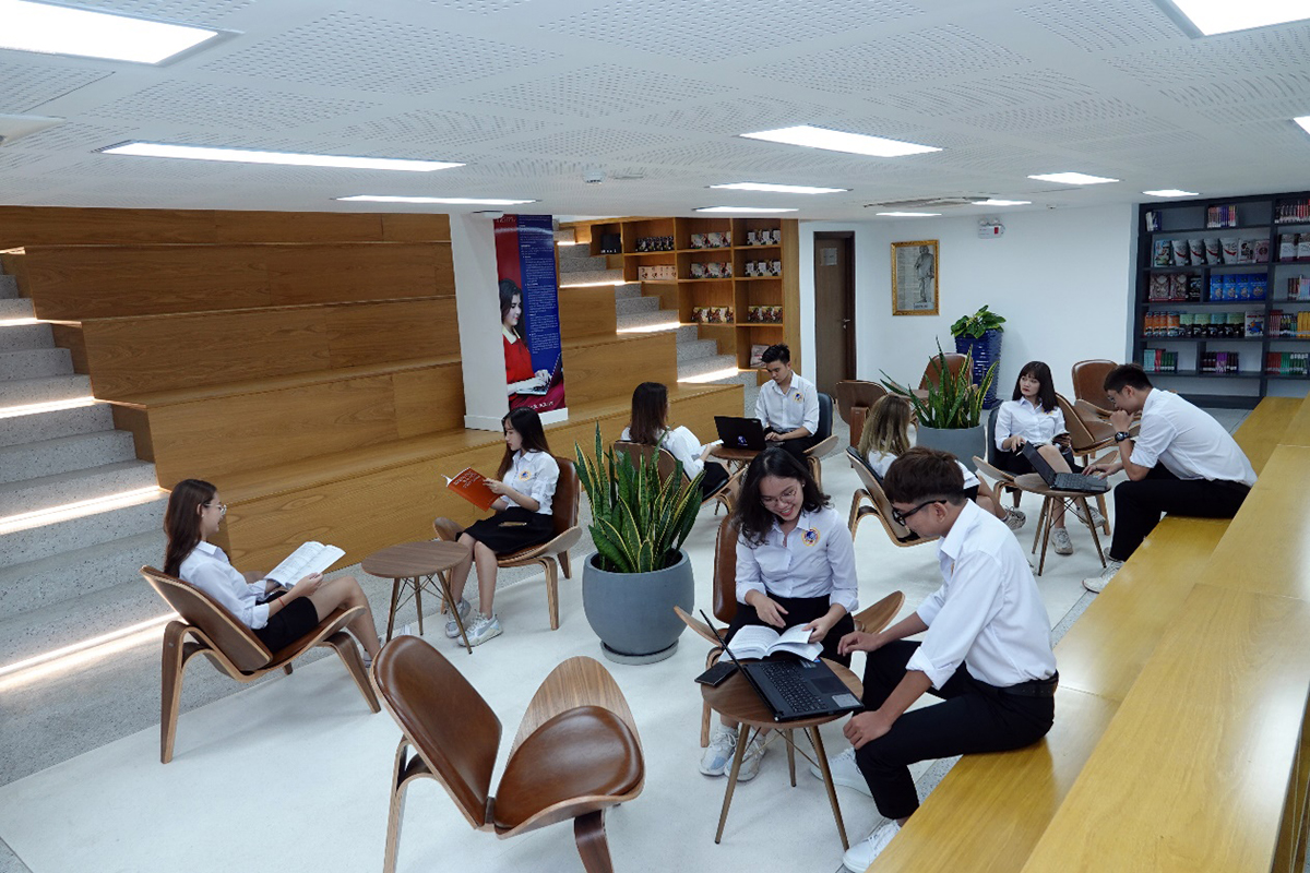 SIU cung cấp cho sinh viên nền giáo dục đại học hàng đầu của Hoa Kỳ, đáp ứng nhu cầu hội nhập về mọi mặt của Việt Nam với thế giới