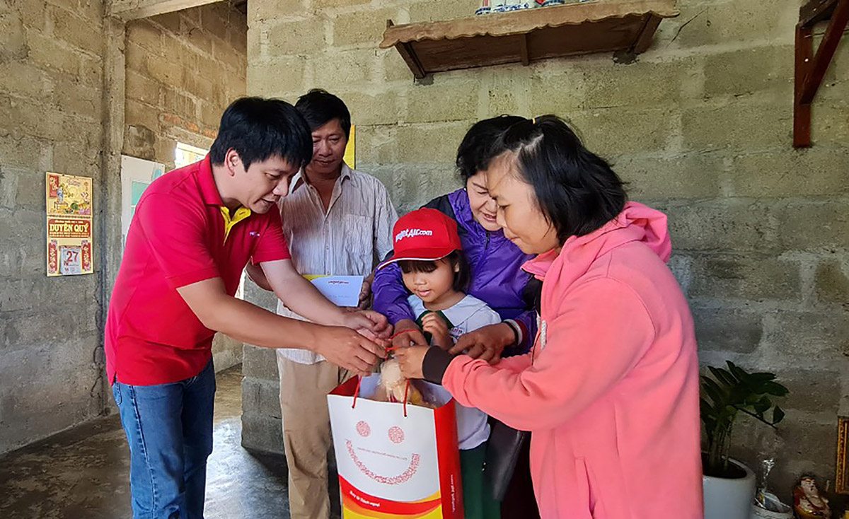 Anh Dương Hoài Nam, giám đốc Văn phòng miền Bắc, ủy viên Ban Chấp hành Trung ương Hội Liên hiệp Thanh niên Việt Nam, trao quà cho một gia đình khó khăn tại Huế (Ảnh: Đức Minh)