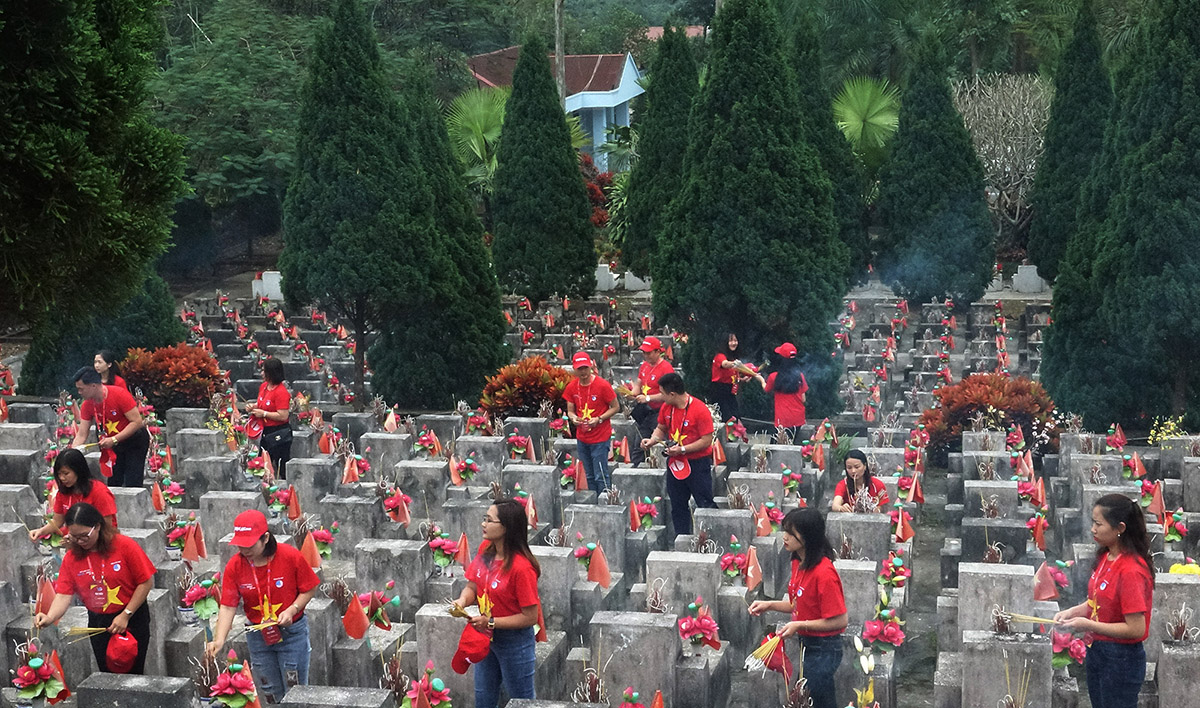 Thanh niên Vietjet cùng thanh niên cả nước trong hành trình Tôi yêu Tổ Quốc tôi thắp hương tưởng niệm các anh hùng liệt sĩ tại nghĩa trang Vỵ Xuyên (Hà Giang) (Ảnh: Đức Minh)