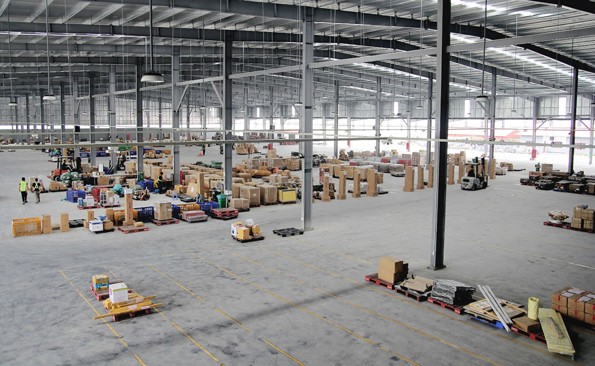 Bên trong Trung tâm kho Văn Giang rộng lớn của Công ty chuyển phát nhanh Nhất Tín Logistics - Ảnh: Minh Đức