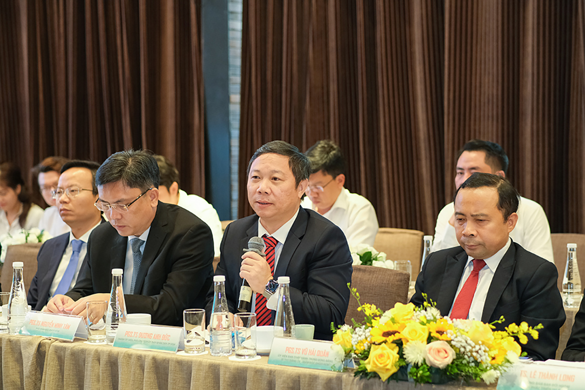 PGS-TS Dương Anh Đức - Thành Ủy viên, Phó chủ tịch UBND TP.HCM chúc mừng sự hợp tác giữa Tập đoàn Hưng Thịnh và ĐHQG-HCM