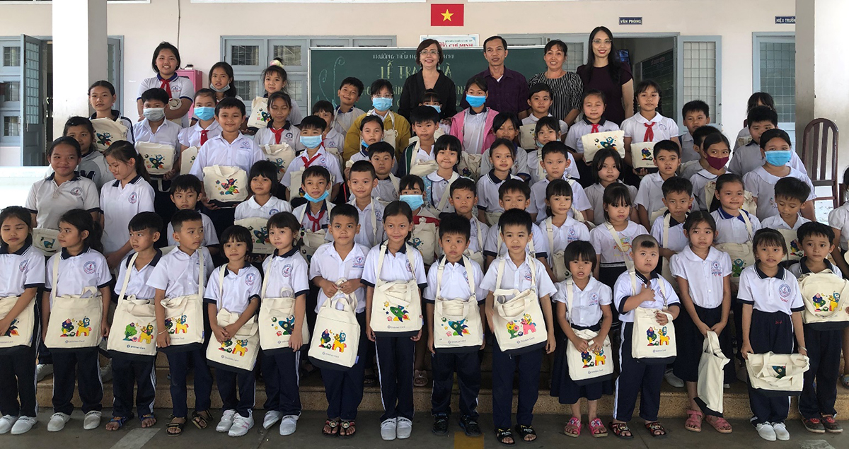 Đại diện Ban Giám đốc Shinhan Finance chụp hình lưu niệm với các em học sinh Trường tiểu học Đạo Thạnh, tỉnh Tiền Giang 