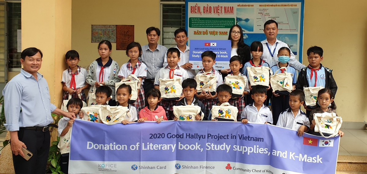 Bà Lê Quế Hương - Đại diện Ban Giám đốc Shinhan Finance trao quà cho các em học sinh Trường tiểu học và THCS Thạnh Lợi, tỉnh Long An
