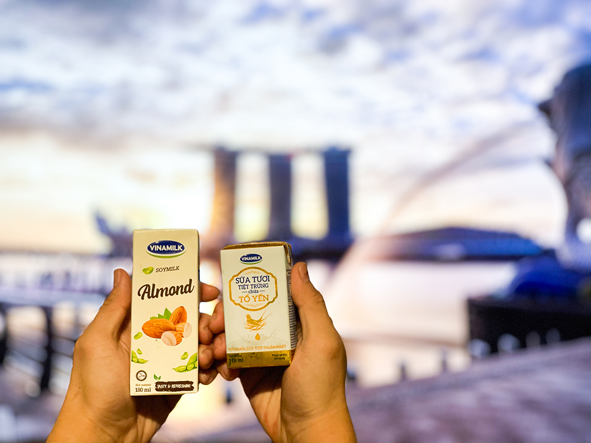 Từ đầu tháng 3.2021, những sản phẩm sữa tươi chứa tổ yến đầu tiên của Vinamilk đã chính thức chào sân đảo quốc sư tử