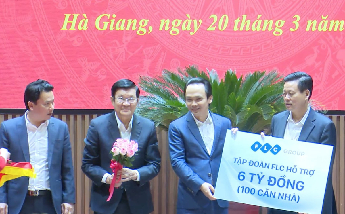 Ông Trịnh Văn Quyết, Chủ tịch HĐQT Tập đoàn FLC trao tặng 6 tỉ đồng trong khuôn khổ sự kiện 