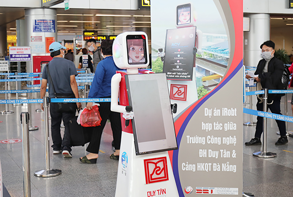 iRobt - Robot hướng dẫn hành khách đi máy bay do ĐH Duy Tân thiết kế đang được đặt và chạy thử nghiệm tại Sân bay Đà Nẵng