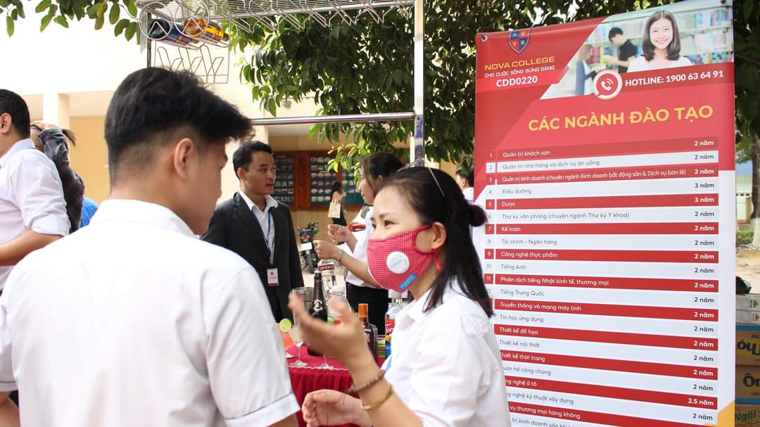 Các thầy cô Trường cao đẳng Nova đang tư vấn cho các học sinh đến từ tỉnh Đồng Nai