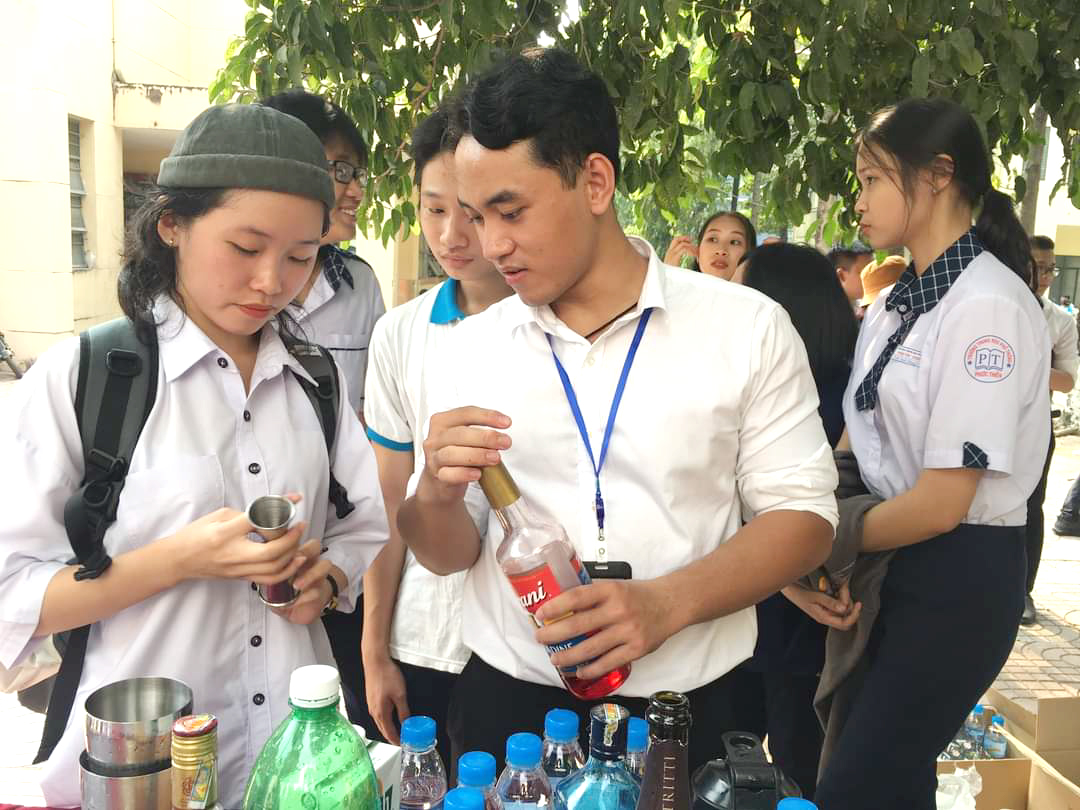 Sinh viên Trường cao đẳng Nova biểu diễn cách pha chế đồ uống, thu hút nhiều học sinh đến trải nghiệm